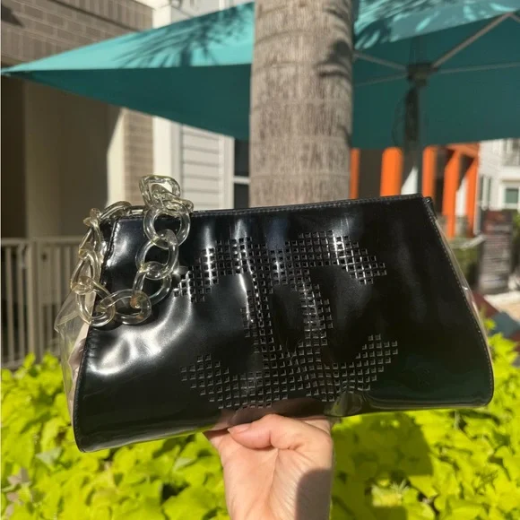 🛑 SOLD 🛑 Vintage Chanel Clutch with Clear Chain – Rare Black Vinyl Purse - Picture 8 of 14